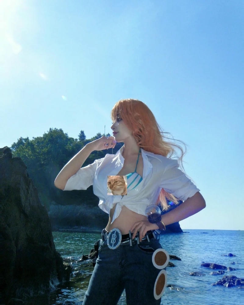 Girl xinh one piece cầm gậy xanh dương tạo dáng đẹp