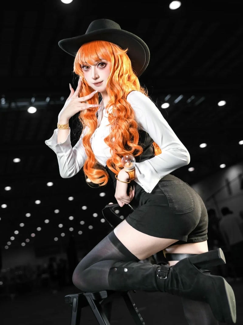 Girl xinh one piece mặc váy đen ngắn cầm súng lục