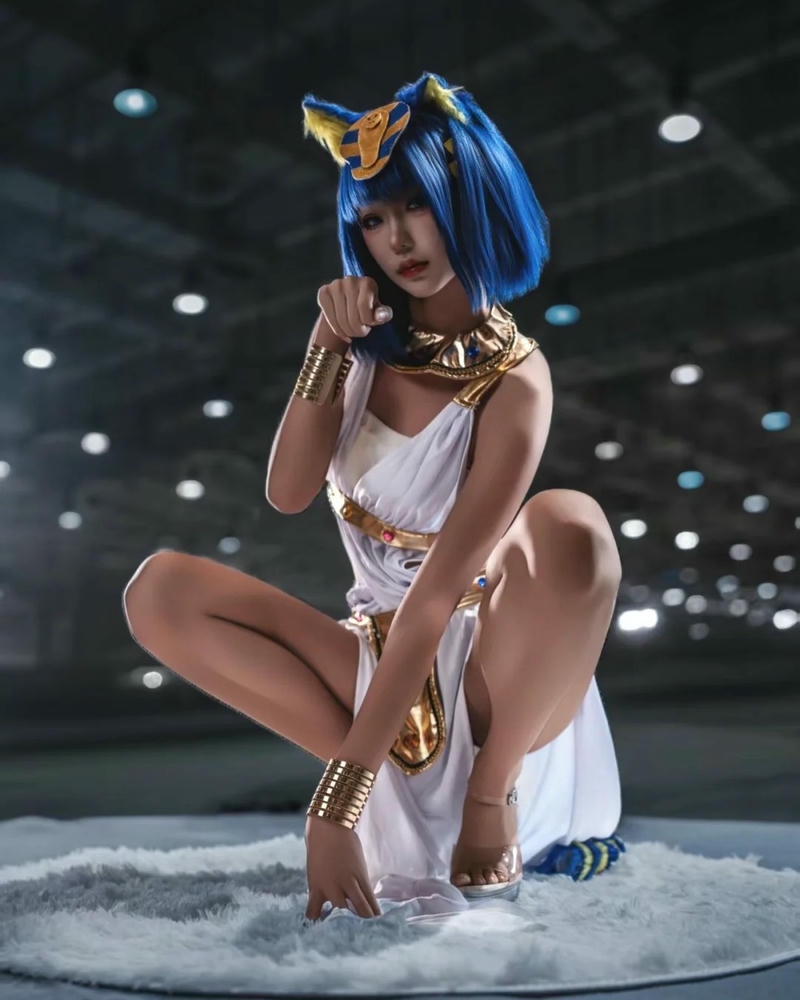 Girl xinh tai mèo da nâu mặc váy trắng xẻ