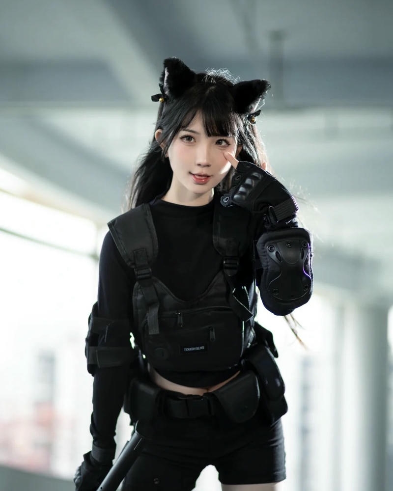 Girl xinh tai mèo điệp viên áo đen đứng ngầu