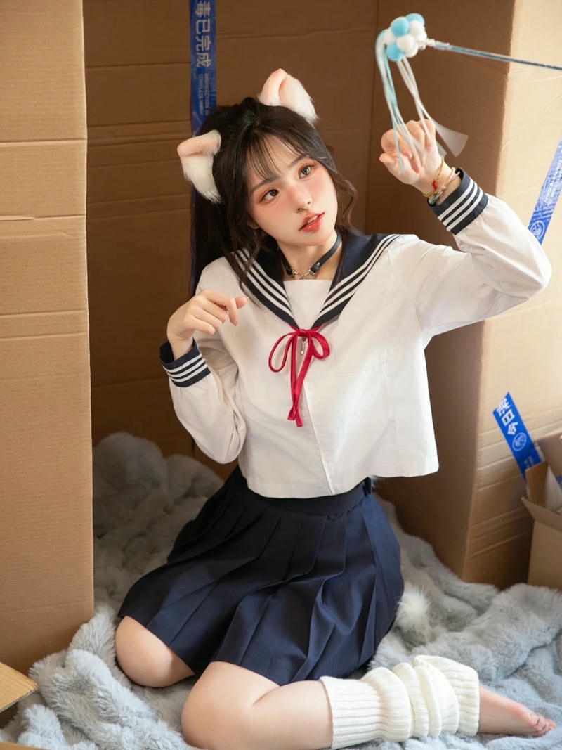 Girl xinh tai mèo mặc đồng phục ngồi trong hộp
