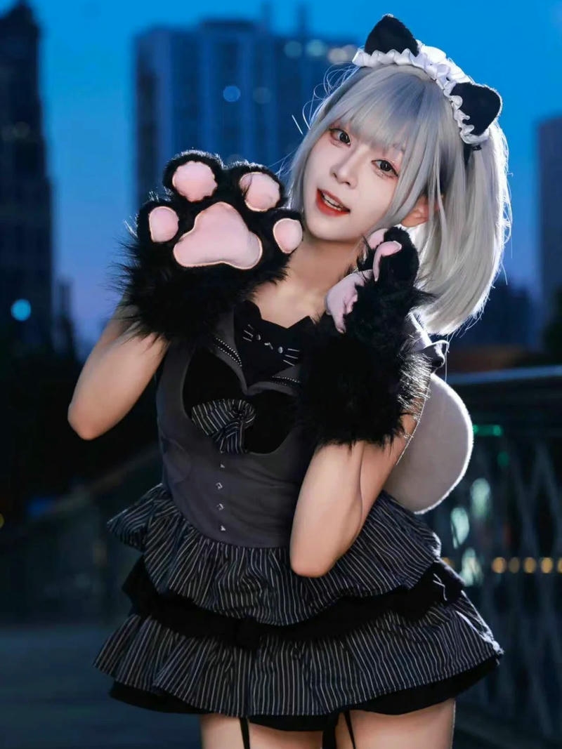 Girl xinh tai mèo váy đen đeo găng tay thú