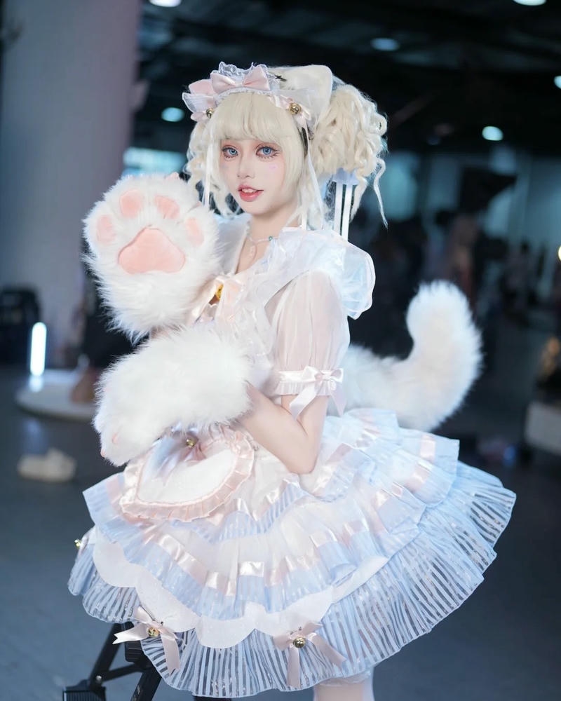 Girl xinh tai mèo váy trắng ngồi vắt chân đẹp