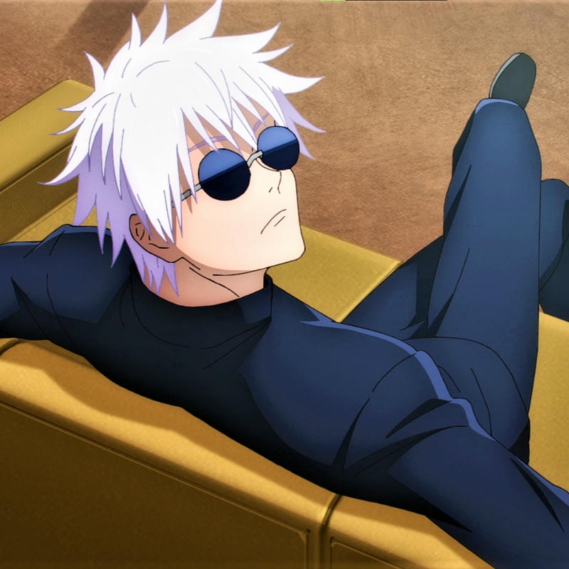 Gojo Satoru nằm thư giãn trên ghế sofa vàng