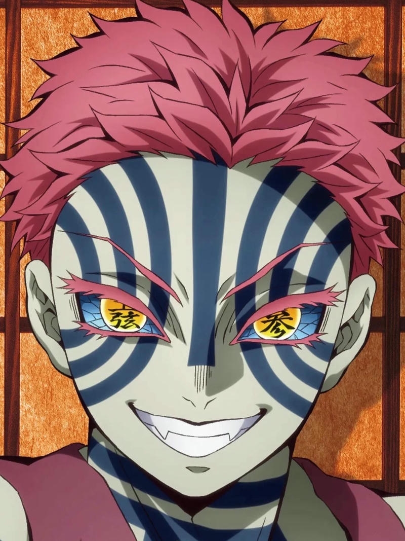 Gương mặt Akaza cười man rợ đầy vẻ nguy hiểm