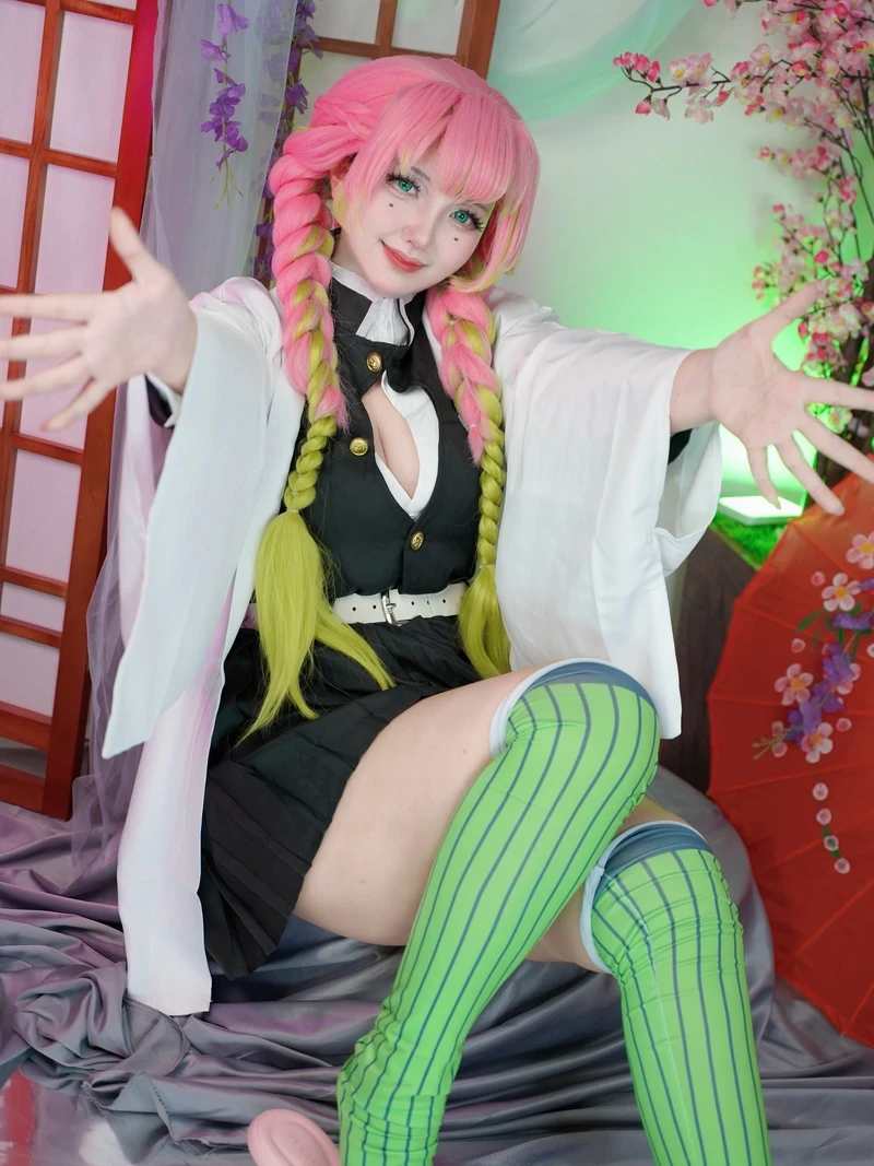 Hình Mitsuri cosplay dịu dàng nổi bật