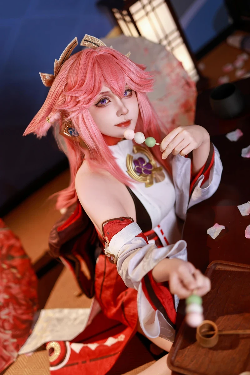 Hình Yae Miko cosplay thanh tú cuốn hút