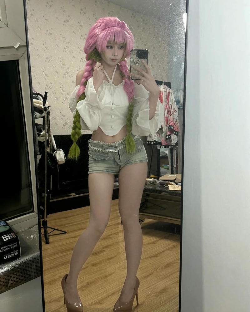 Hình ảnh Mitsuri mặc quần short áo thun trước gương