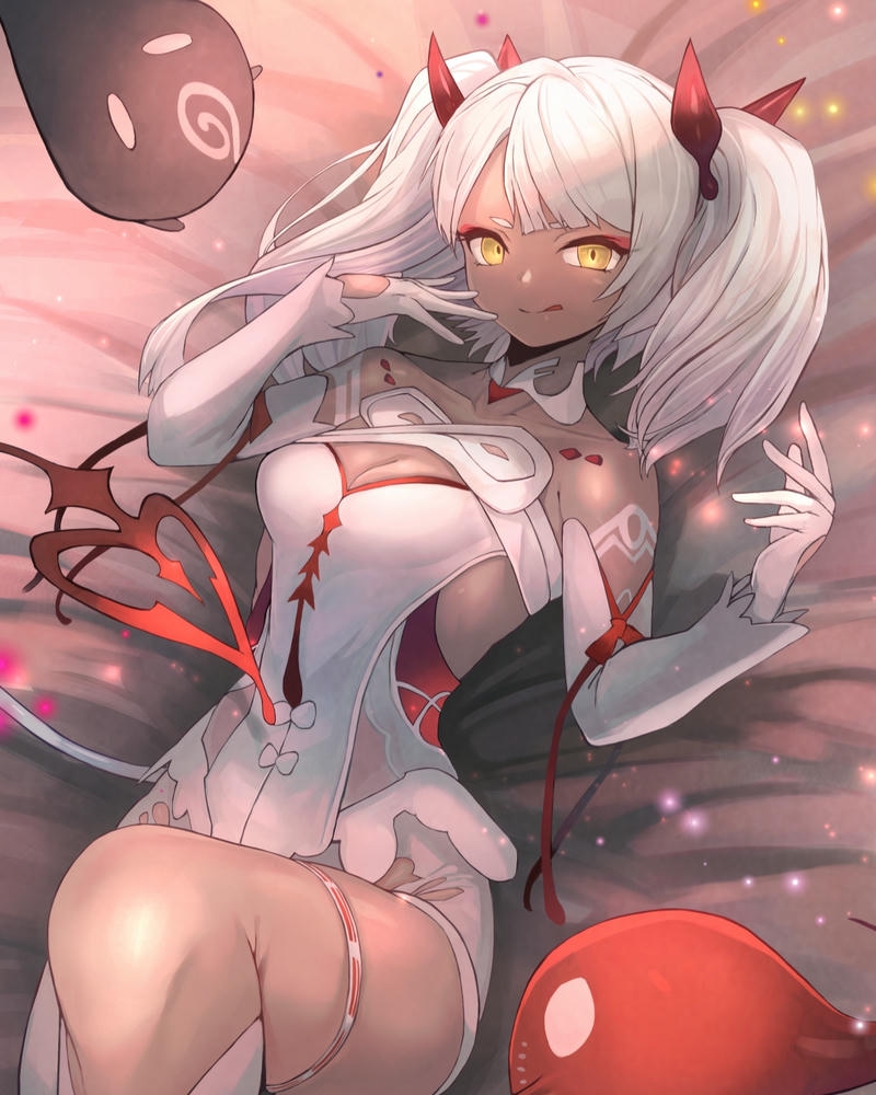 Hình ảnh anime ác quỷ lạnh lùng tóc trắng nằm trên giường