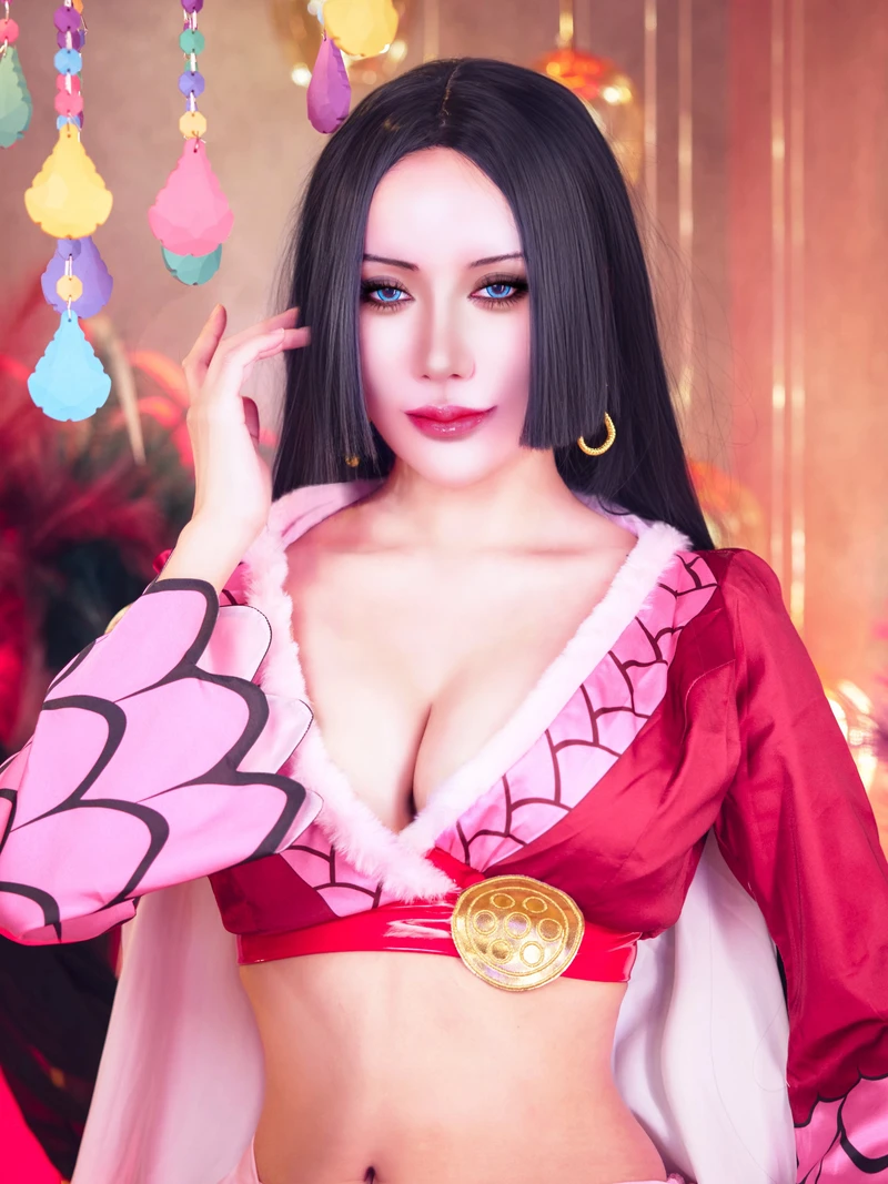 Hình ảnh cosplay Boa Hancock với phong cách anime chân thực