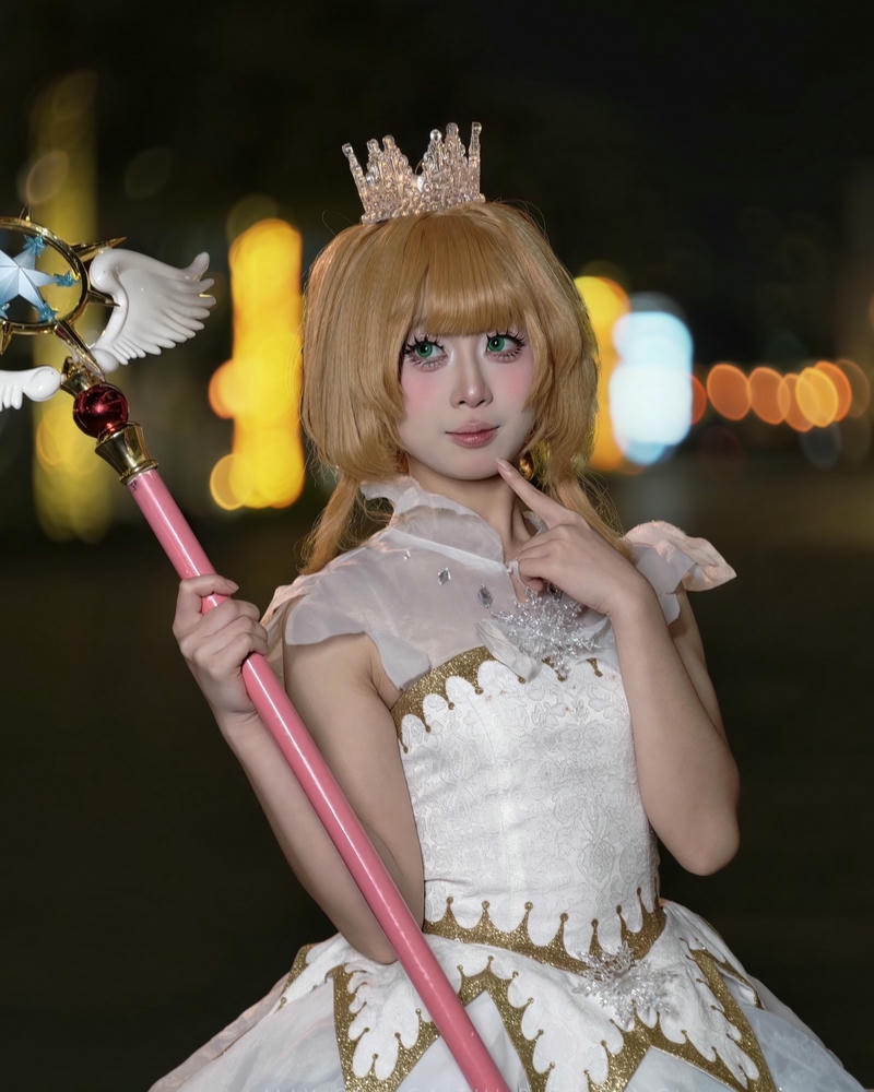 Hình ảnh cosplay công chúa tóc vàng cầm quyền trượng vàng