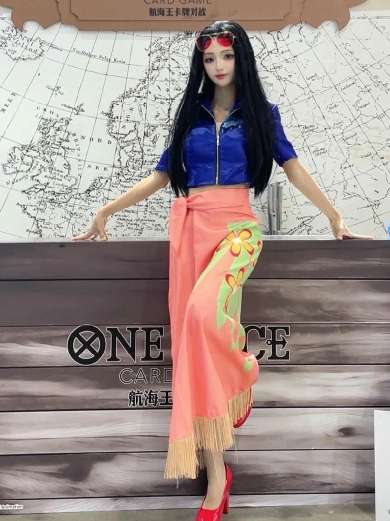 Hình ảnh cosplay nữ hoàng hải tặc boa dáng cao ráo