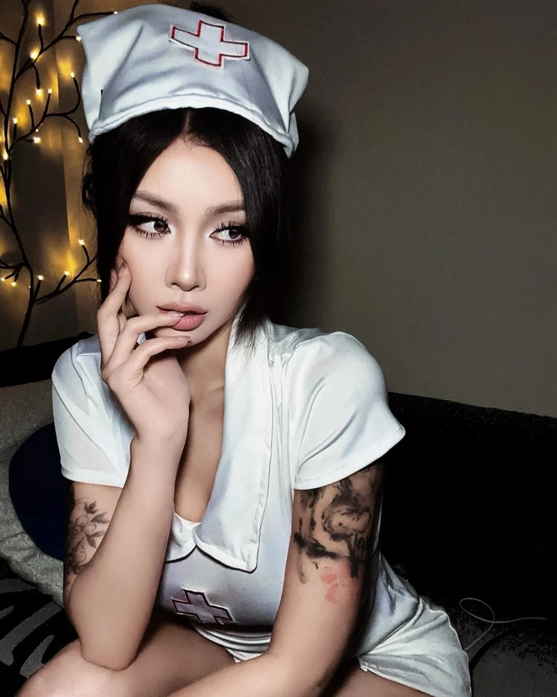 Hình cosplay y tá sexy khoe dáng vẻ quyến rũ tinh tế