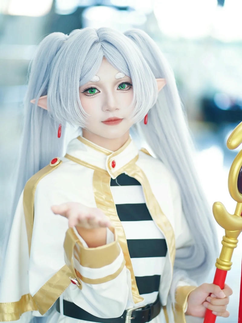 Hình hóa trang Frieren tặng hoa cho tượng dũng sĩ