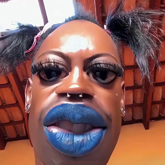 Hình nền lầy lội người đàn ông môi xanh môi dày