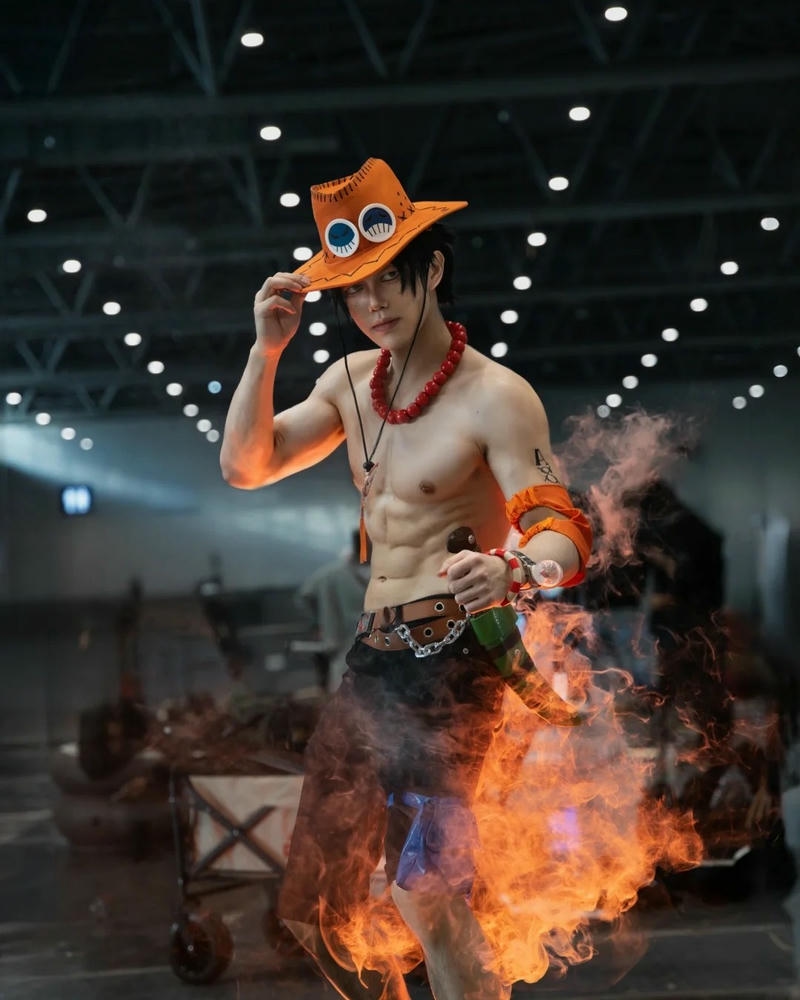 Hỏa quyền ace tạo dáng quỳ gối hiệu ứng lửa cháy