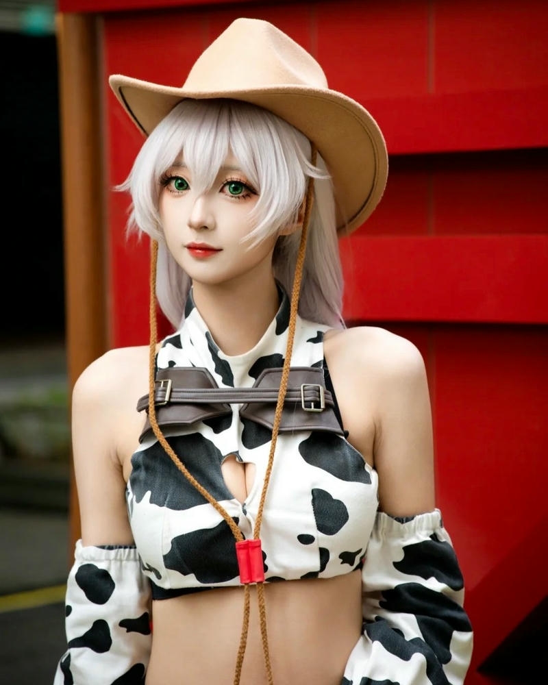 Hóa trang bò sữa tóc ngắn đội mũ cao bồi