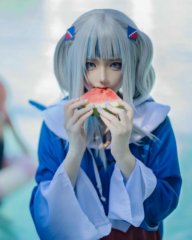 Hóa trang gawr gura cầm miếng dưa hấu đỏ ăn ngon