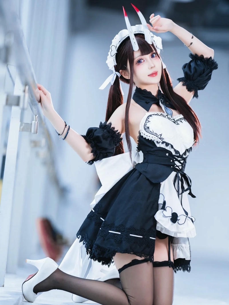 Hóa trang hầu gái tai thú đứng bên lan can cầu thang