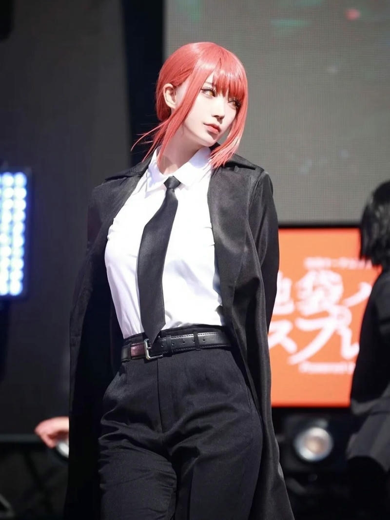 Hóa trang makima khoác áo măng tô đen nhìn cực ngầu