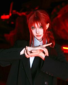 Hóa trang makima mắt sáng rực trong bóng đêm đỏ thẫm