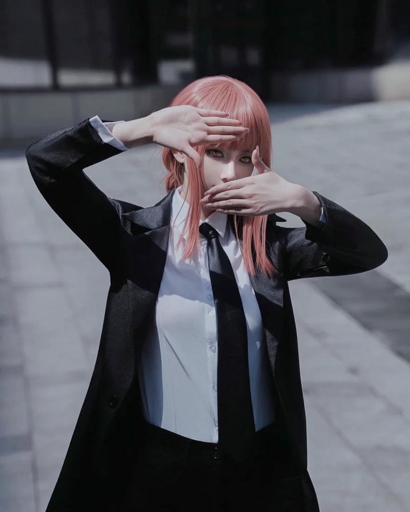 Hóa trang makima tạo khung hình chữ nhật bằng ngón tay