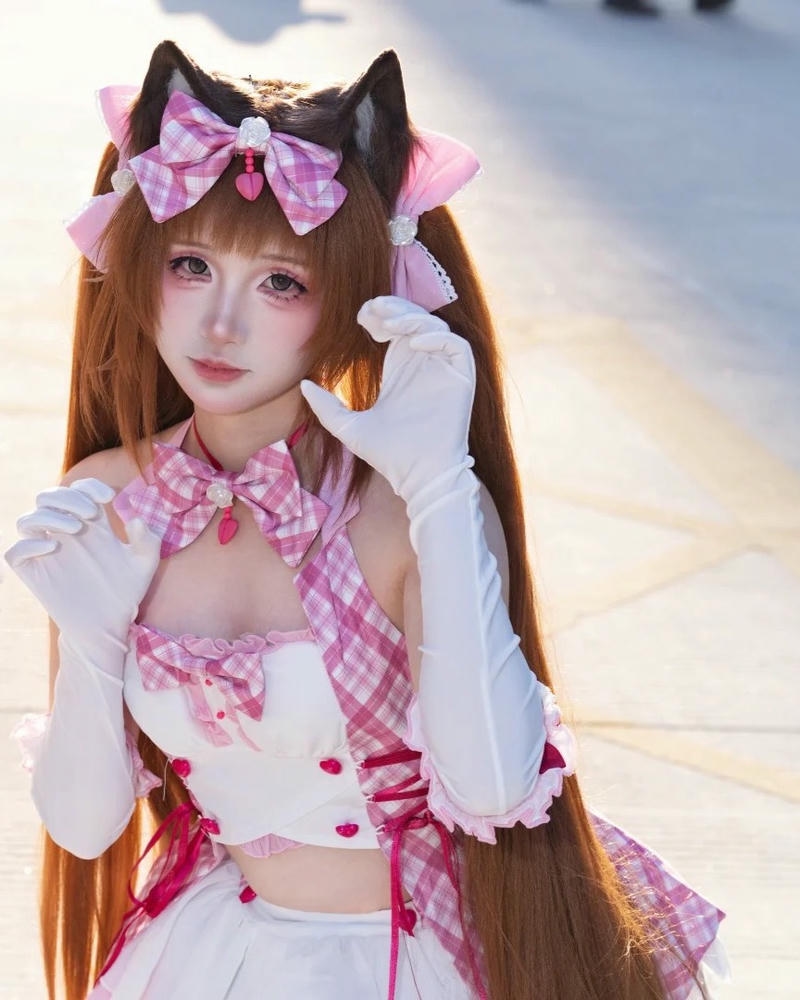 Hóa trang mèo hầu gái hồng trắng ngồi dáng đẹp