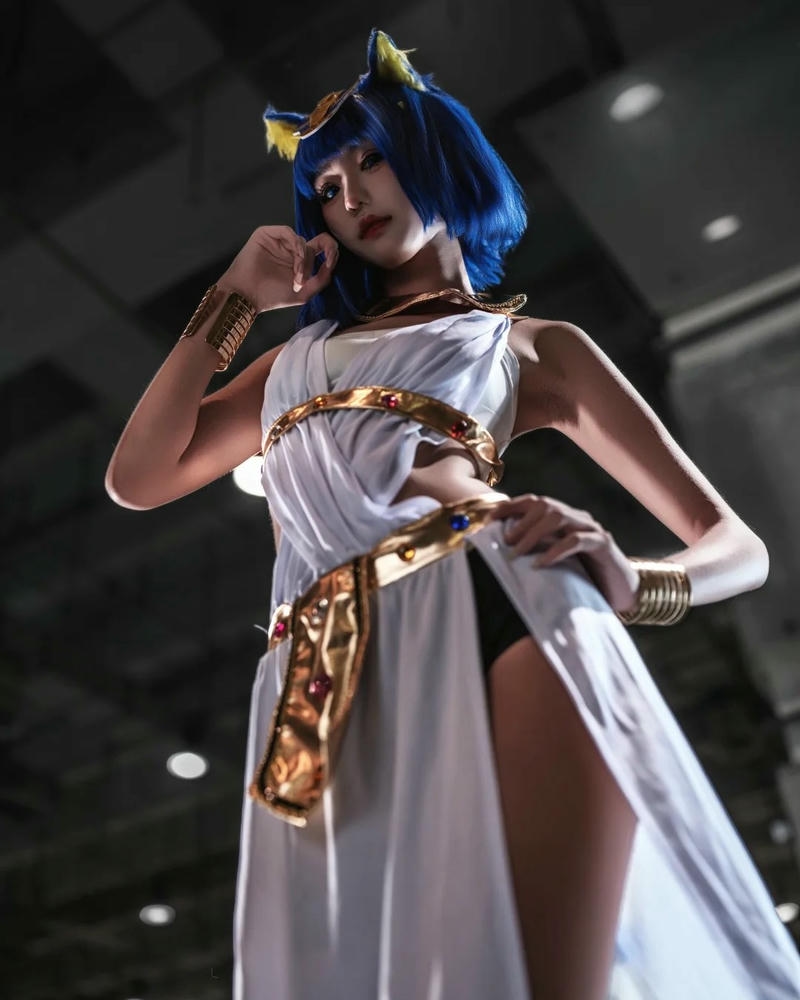 Hóa trang mèo nữ thần váy trắng ngồi ghế cao