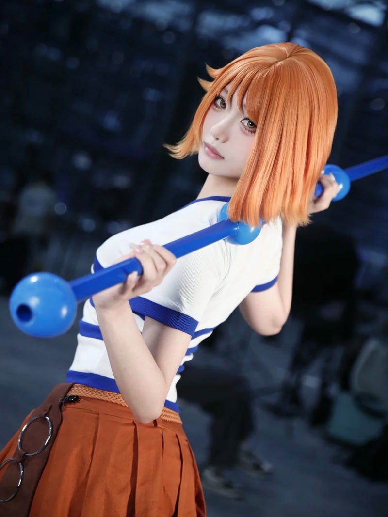 Hóa trang nami nữ sinh ngồi trên ghế cao chân dài