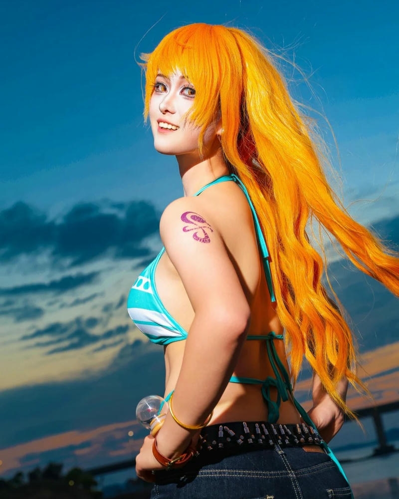 Hóa trang nami sơ mi trắng quần jean cam tóc dài