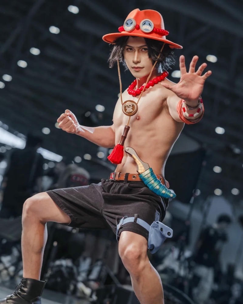 Hóa trang nhân vật ace mũ cam quần đùi đen ngầu