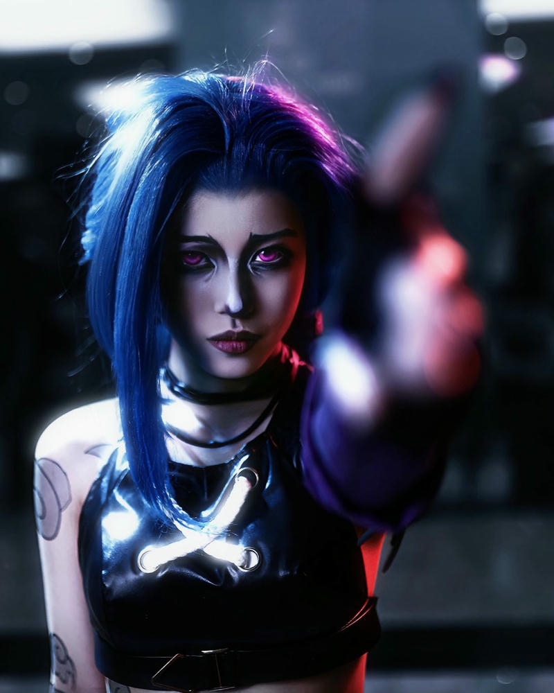 Hóa trang nhân vật jinx tóc xanh cầm súng ngầu