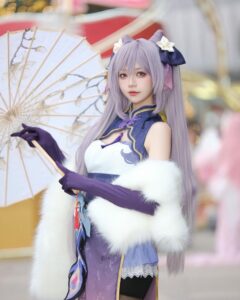 Hóa trang nhân vật nữ tóc tím cầm ô giấy cổ trang