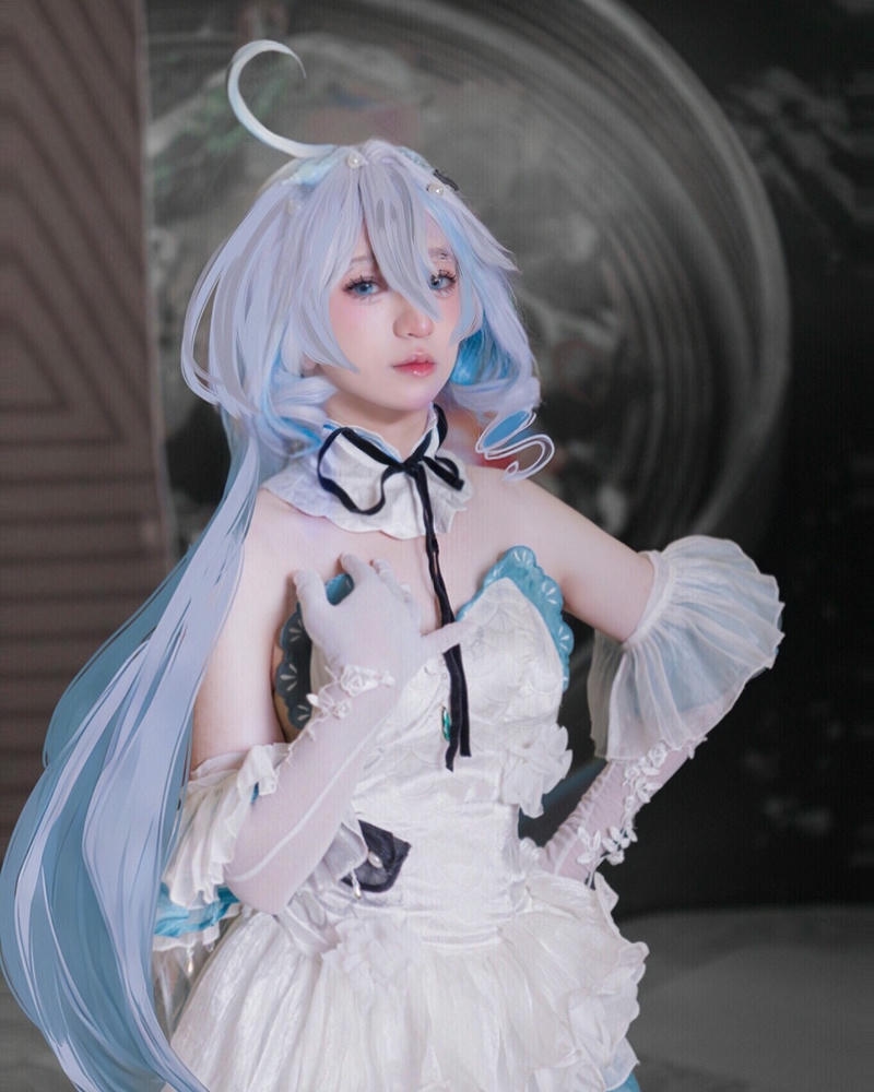 Hóa trang nhân vật nữ tóc trắng váy trắng dịu dàng