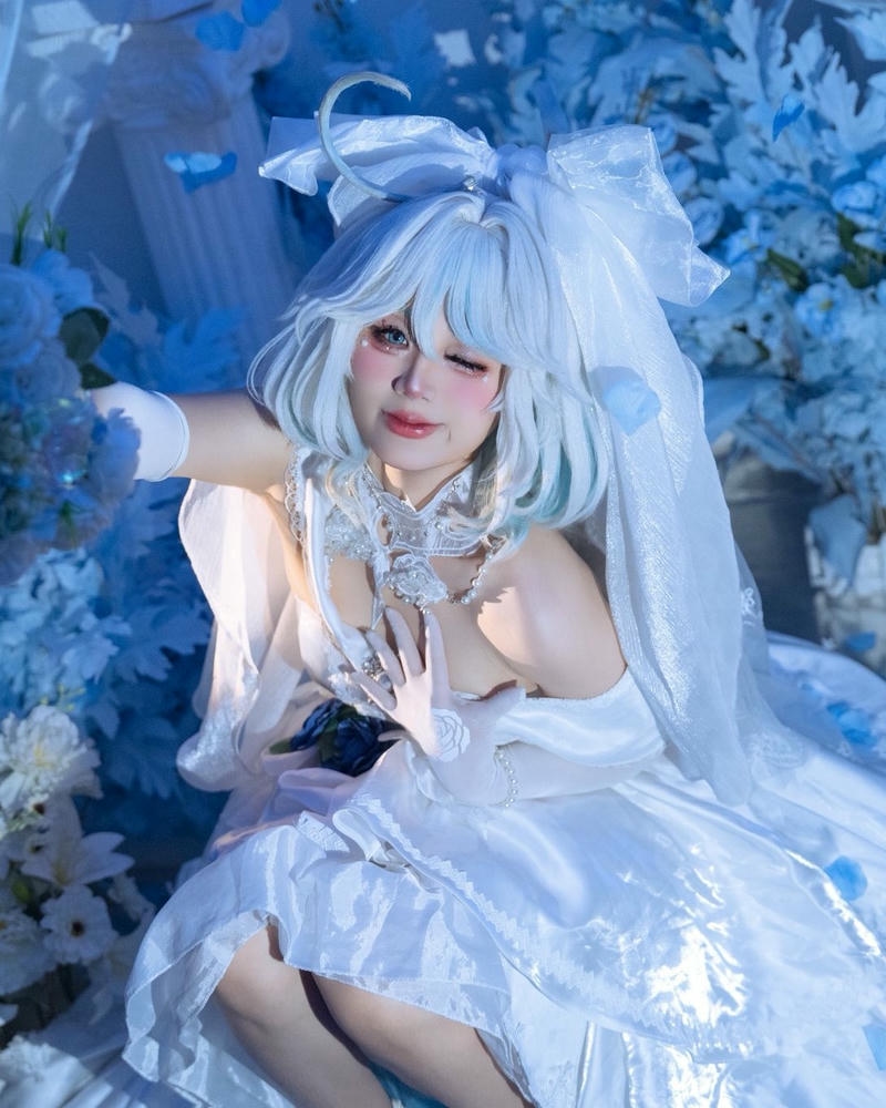 Hóa trang nhân vật nữ tóc trắng váy xanh lộng lẫy