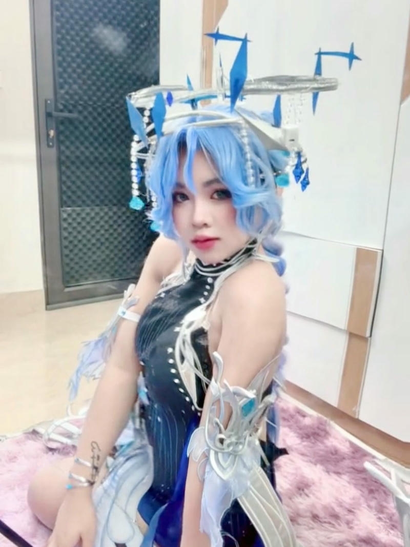 Hóa trang nhân vật nữ tóc xanh đội mũ sừng hươu