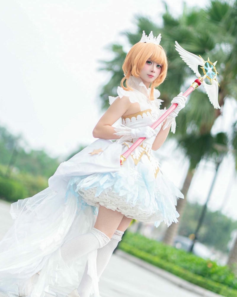 Hóa trang nhân vật nữ váy trắng xòe cầm vũ khí