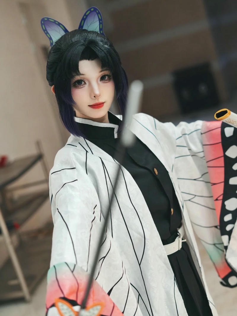 Hóa trang shinobu đứng trước ngôi nhà gỗ phong cách cổ