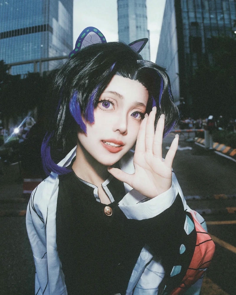 Hóa trang shinobu giữa thành phố đêm lung linh ánh đèn