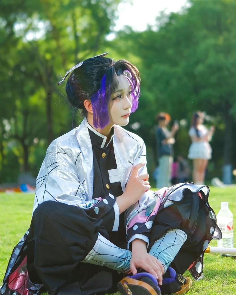 Hóa trang shinobu ngồi nghỉ ngơi thư thái trong công viên