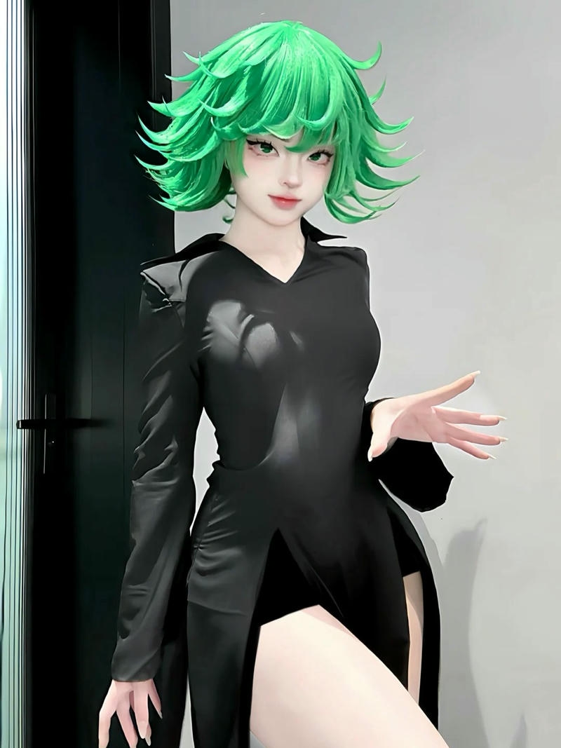 Hóa trang tatsumaki đứng dựa cửa kính không gian tối