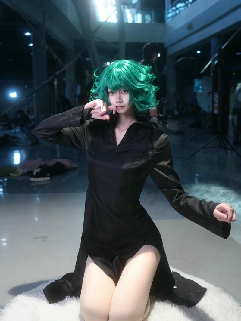 Hóa trang tatsumaki quỳ gối trên sàn nhà bóng loáng