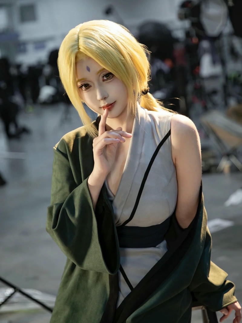 Hóa trang tsunade đưa tay lên môi suy nghĩ gì