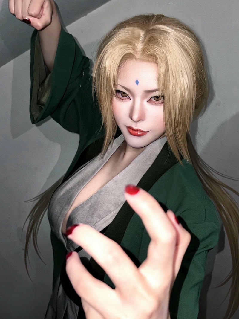 Hóa trang tsunade đưa tay về phía trước camera chụp