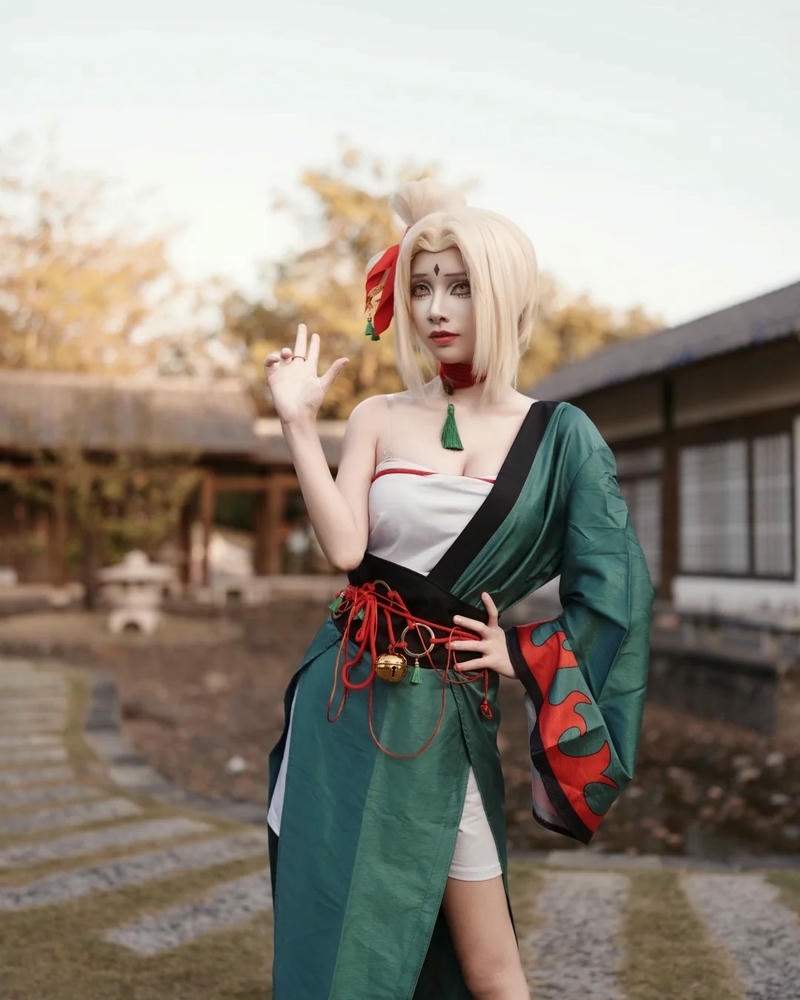 Hokage đệ ngũ đứng trước ngôi nhà gỗ truyền thống