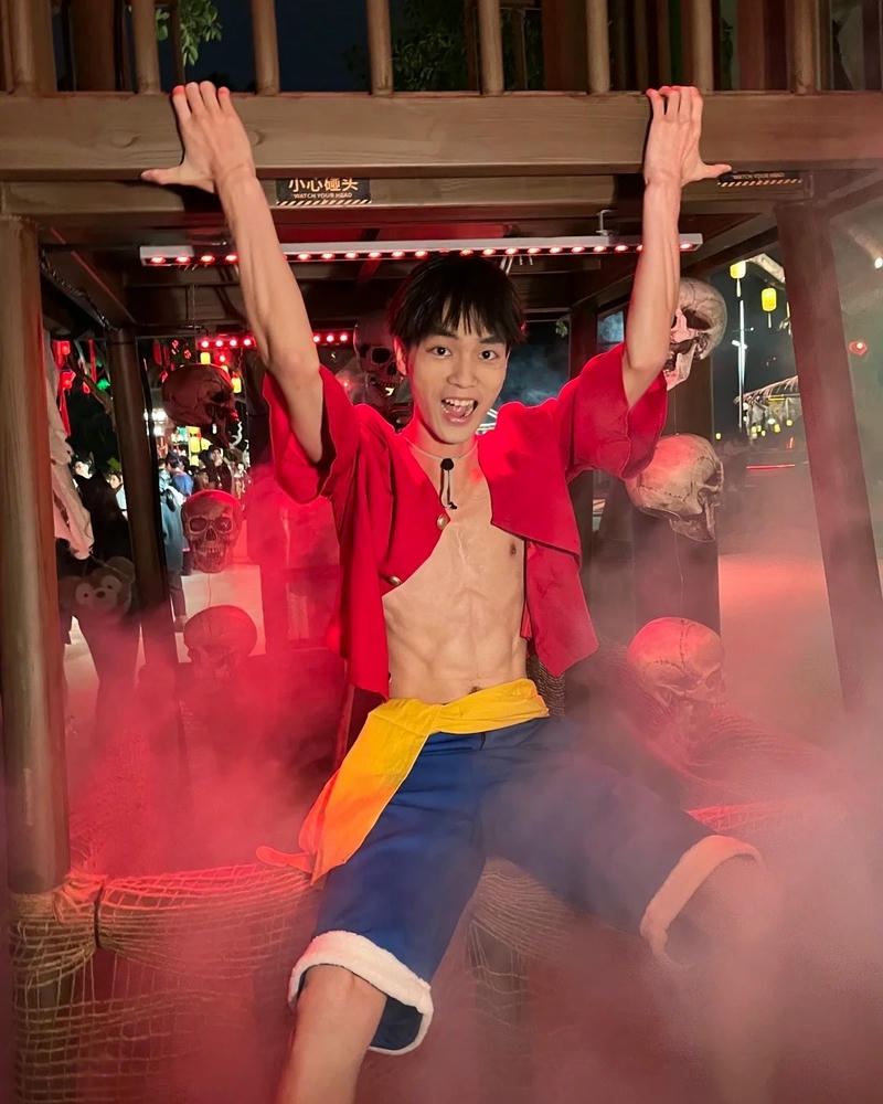 Luffy mũ rơm tạo dáng nhảy chiến đấu cực năng động