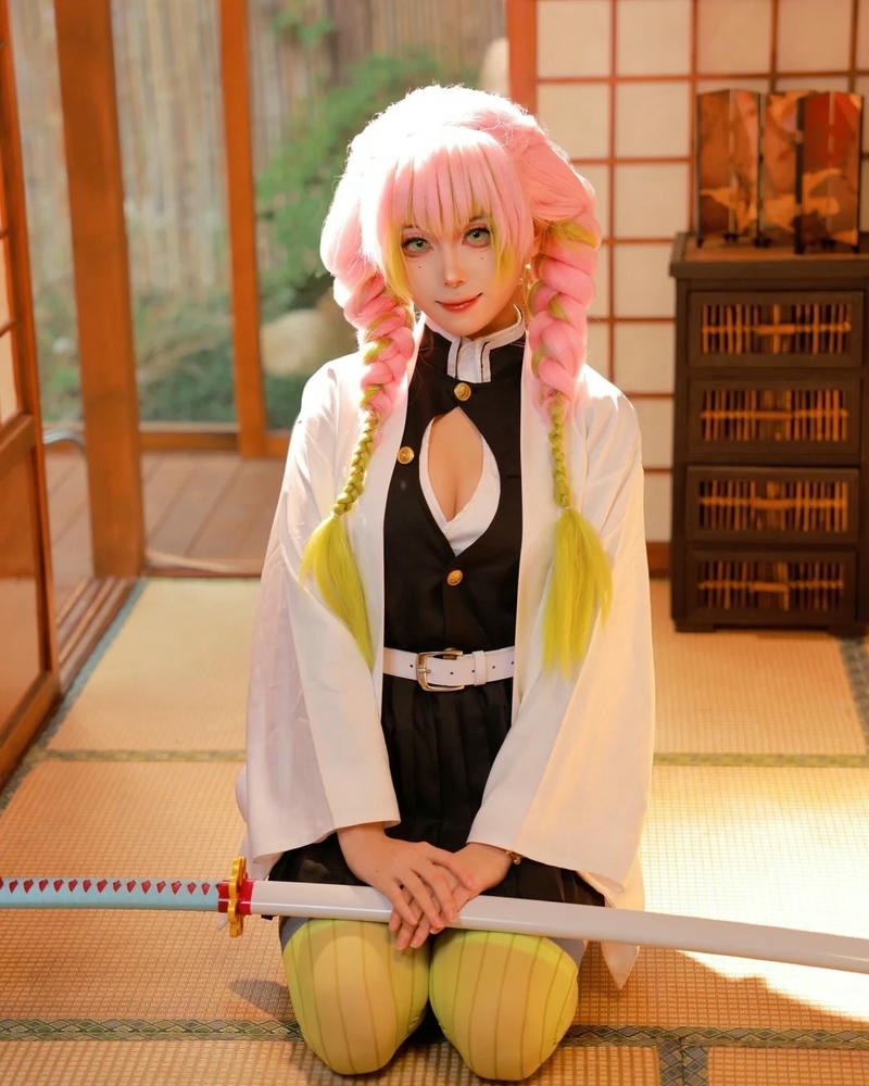 Luyến trụ Mitsuri quỳ gối trong võ đường rất trang nghiêm