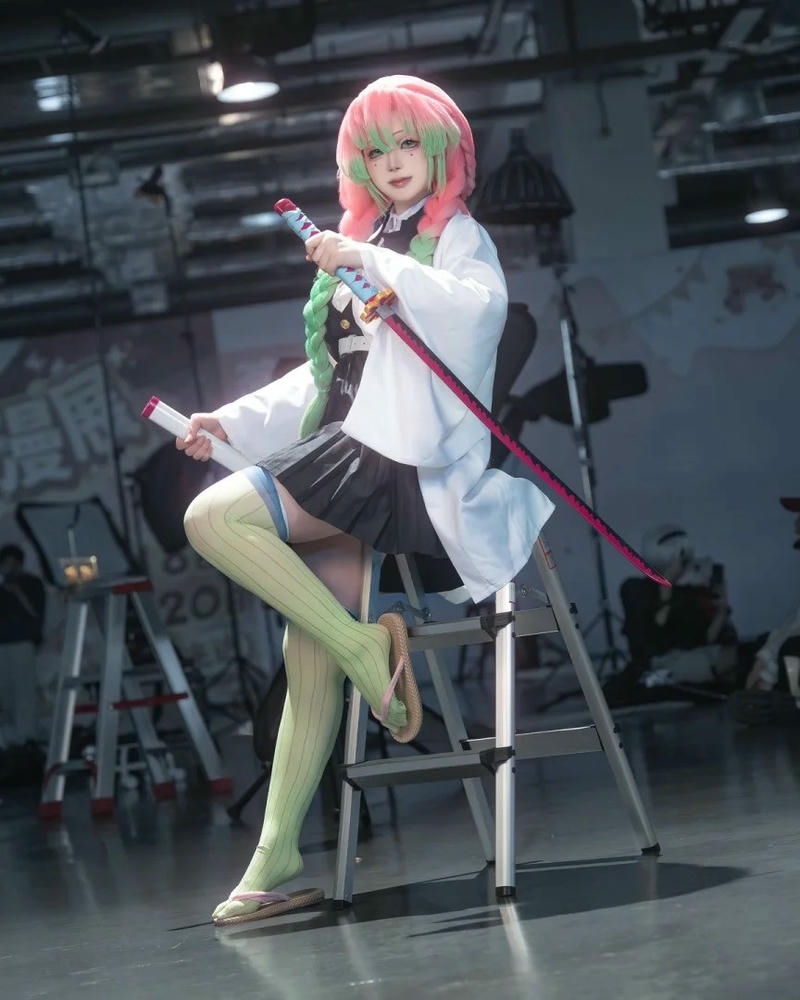 Luyến trụ ngồi trên thang cao trong studio chụp ảnh