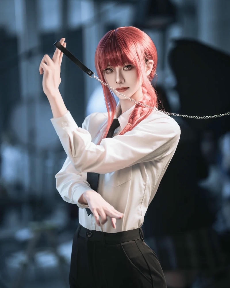 Makima chainsaw man cầm vũ khí chuẩn bị chiến đấu mạnh