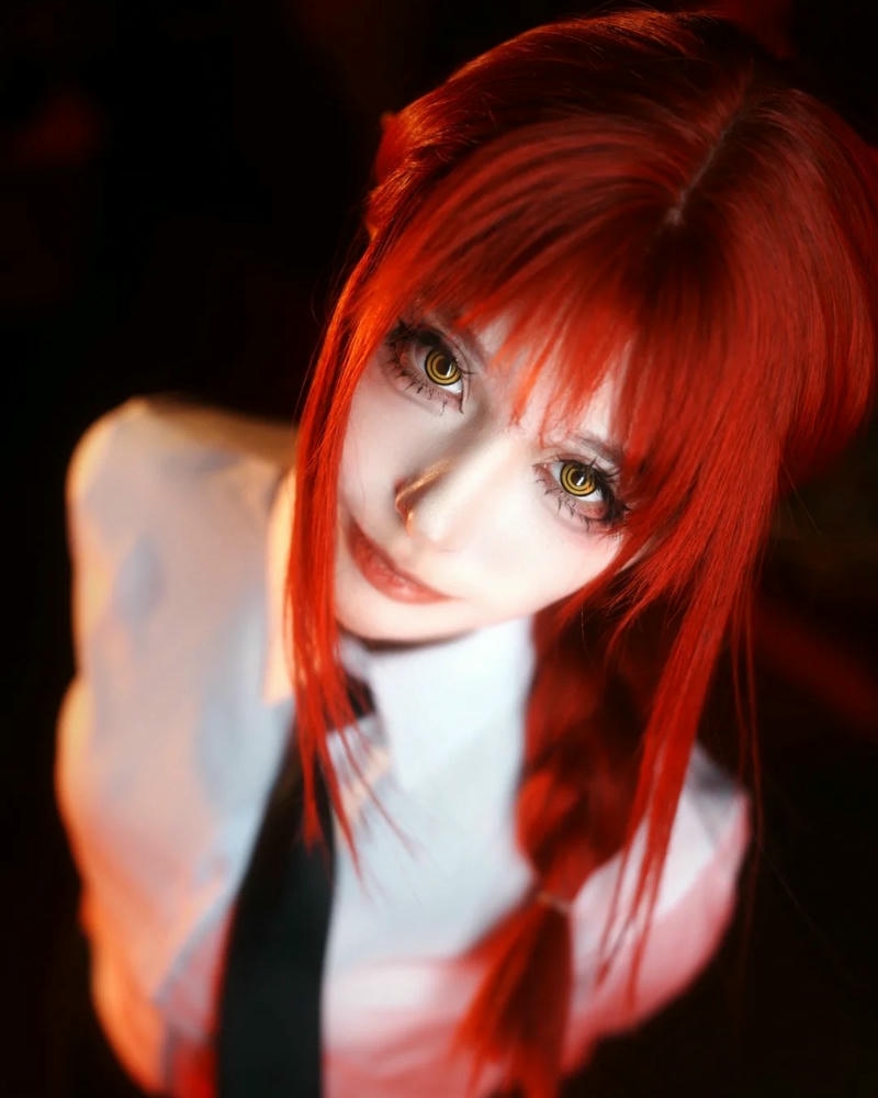 Makima chainsaw man góc chụp từ trên xuống khuôn mặt đẹp